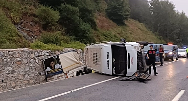 Bursa'da tarım işçilerini taşıyan minibüs devrildi: 10 yaralı