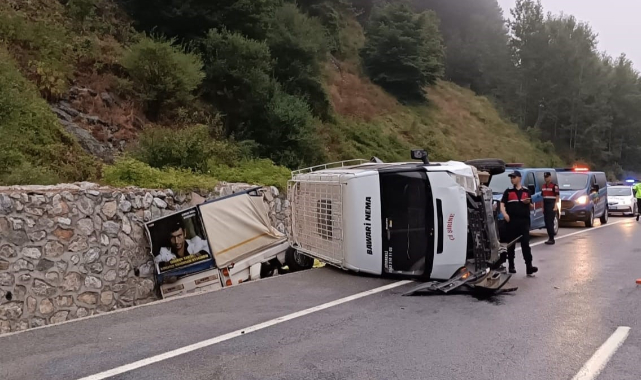 Bursa'da tarım işçilerini taşıyan minibüs devrildi: 10 yaralı