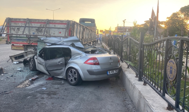 Bursa'da TIR'a çarpan otomobil 4 kişiye mezar oldu
