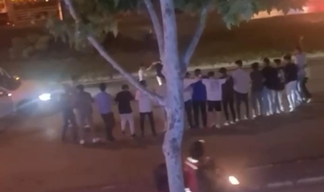 Bursa'da trafiği kesip halaya durdular