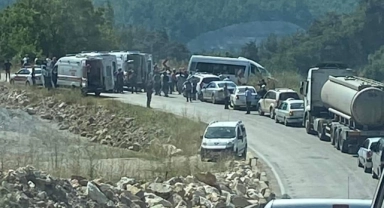 Bursa'da yolcu minibüsü ile kamyon çarpıştı: 1 ölü, 5 yaralı