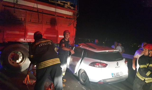 Bursa plakalı araç Manisa'da kamyona çarptı: 1 ölü 3 yaralı