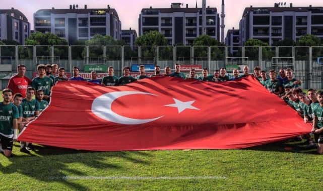 Bursasporlu futbolcular Zafer Bayramı’nı kutladı