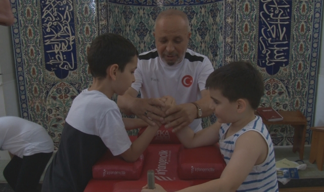 Camide antrenörlerle bilek güreşi yaptılar
