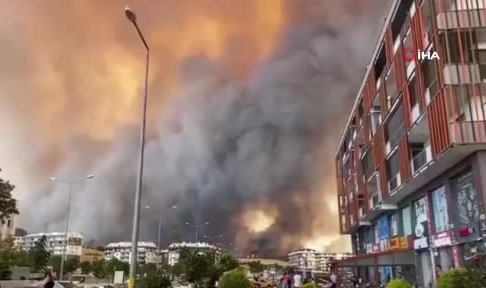 Çanakkale'de yangın yerleşim yerlerini tehdit ediyor