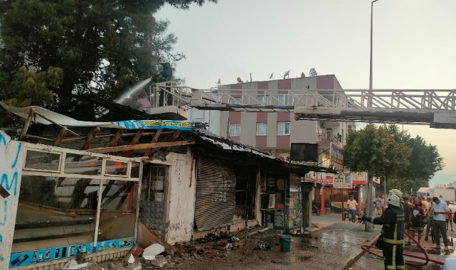 Çıkan yangında iki iş yeri küle döndü