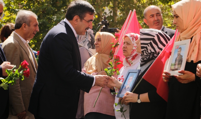 Cumhurbaşkanı Yardımcısı, Diyarbakır anneleriyle bir araya geldi
