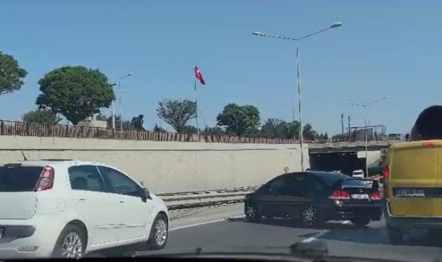 D-200'de 3 araç birbirine girdi!