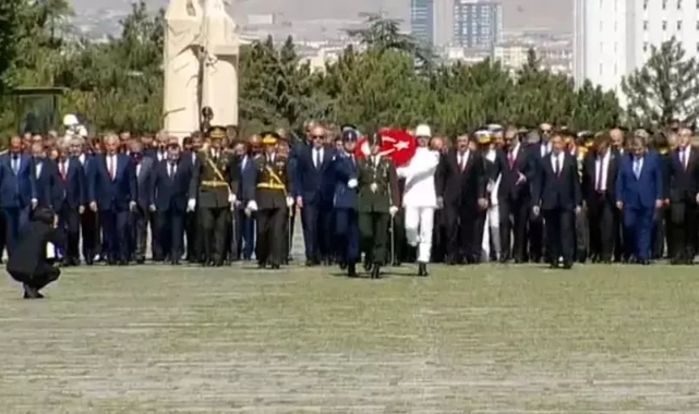 Devlet erkanı Anıtkabir'de!