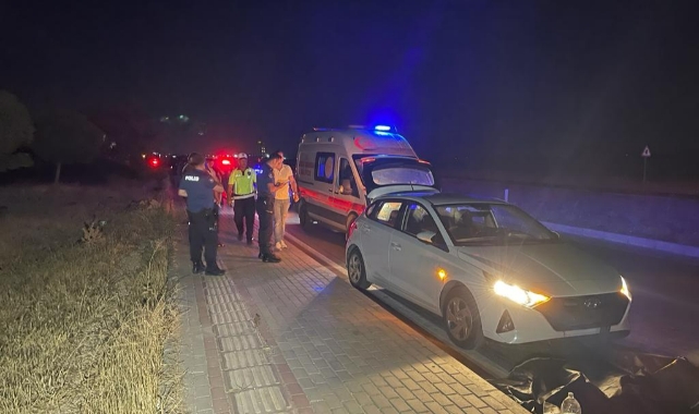Devrilen motosikletteki 2 kişiye otomobil çarptı