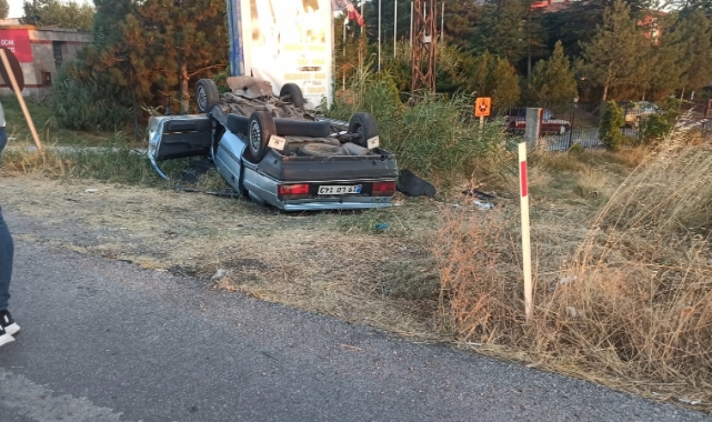 Devrilen otomobilin sürücüsü ölümden döndü