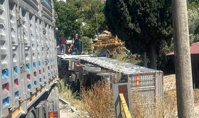 Devrilen TIR'ın şoförü hayatını kaybetti