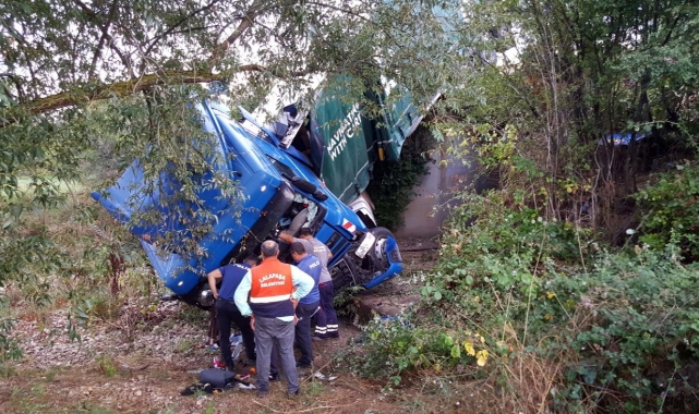 Devrilen TIR'ın sürücüsü öldü