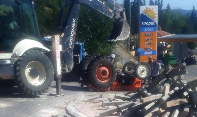 Devrilen traktörün altında can verdi