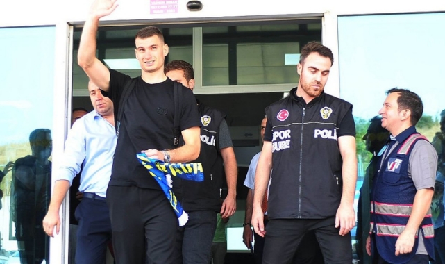 Dominik Livakovic, Fenerbahçe taraftarını selamladı