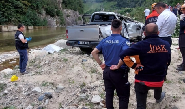 Dereye uçan kamyonetteki babaanne öldü, torunu yaralandı