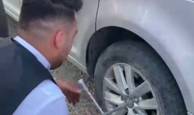 Düğün konvoyunda garip olay: Damat lastik değiştirdi