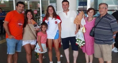Dünya şampiyonu Defne, gururlandırdı