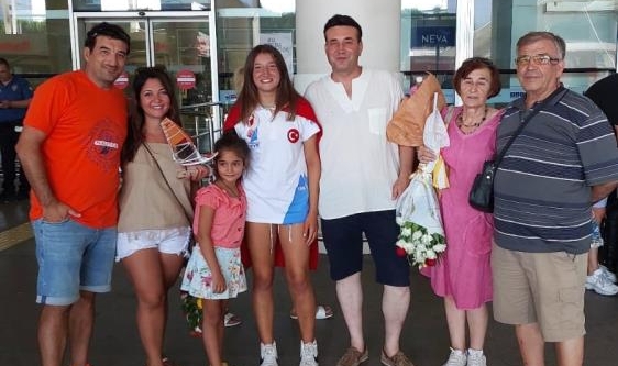 Dünya şampiyonu Defne, gururlandırdı