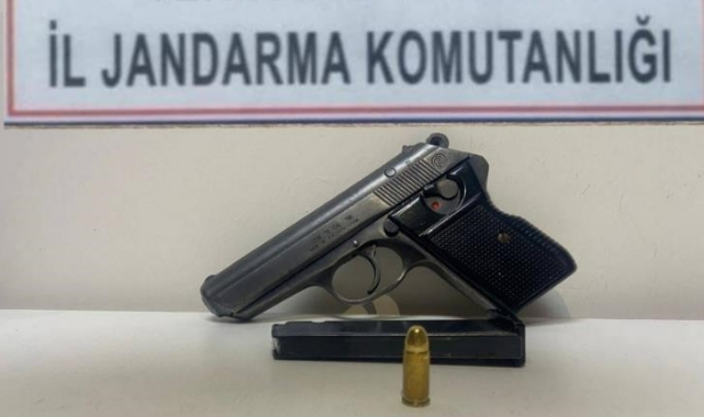 Durdurulan araçtaki 2 kişiden ruhsatsız tabanca çıktı
