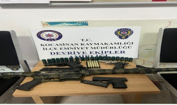 Eğlence denetiminde çok sayıda silah ele geçirildi