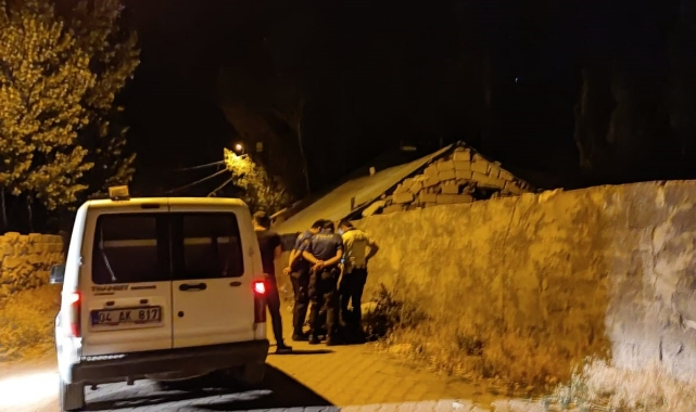 Ehliyetsiz sürücü polis aracına çarptı