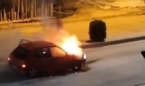Elazığ’da seyir halindeki araç alev aldı