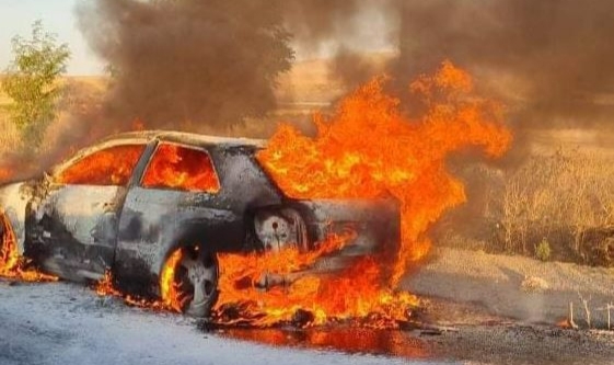Elektrik kabloları şase yapan otomobil alev topuna döndü