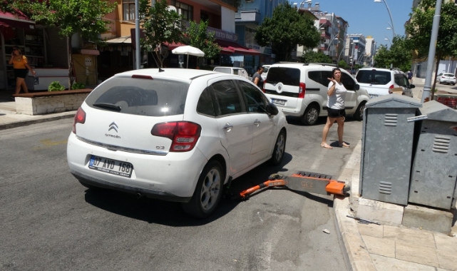 Elektrikli scooter otomobil ile çarpıştı