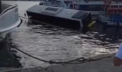 Eminönü'nde halk otobüsü denize düştü