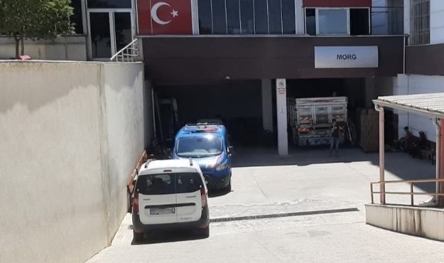 Eşini baltayla öldürdü