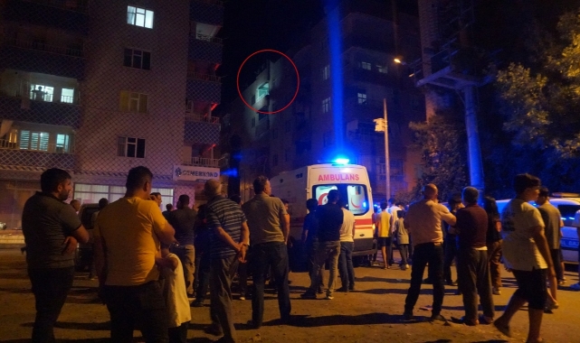 Eşinin evini ateşe veren koca, canına kıydı
