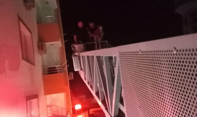 Evde mahsur kalan çocuğu itfaiye kurtardı