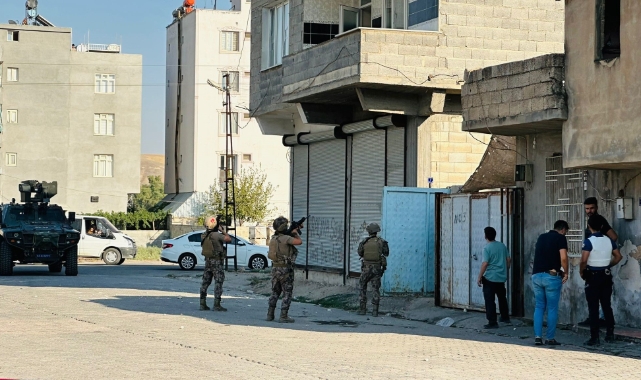Evde sıkıştırılan uyuşturucu satıcıları polise ateş açtı