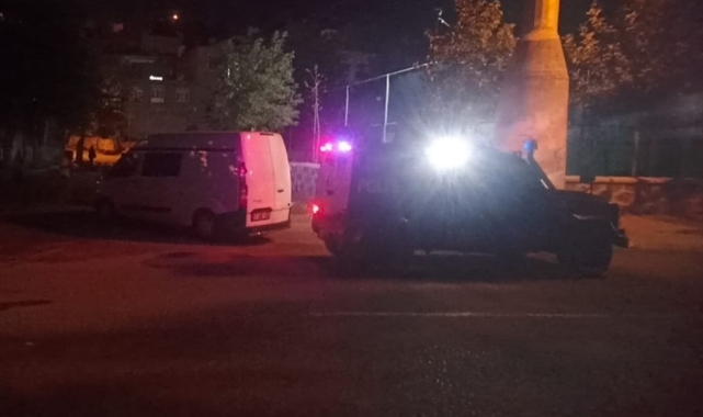 Evinde otururken maganda kurşununun hedefi oldu