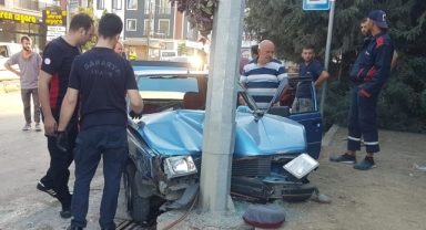 Feci kaza! Direğe çarparak durabildi