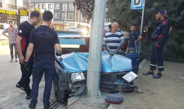 Feci kaza! Direğe çarparak durabildi