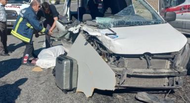 Feci kaza! Minibüs kamyona çarptı