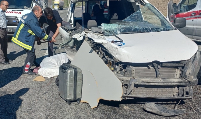Feci kaza! Minibüs kamyona çarptı