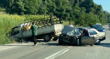 Feci kaza! Otomobil ile kamyonet çarpıştı