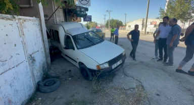 Feci kaza! Sürüklenerek dükkana girdi