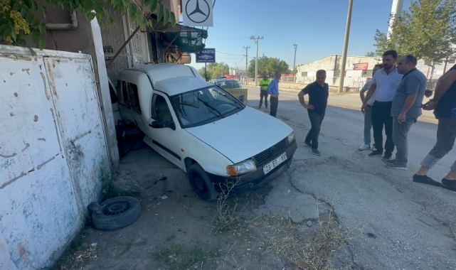 Feci kaza! Sürüklenerek dükkana girdi