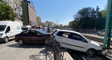 Feci kaza! Tramvay yoluna düştü