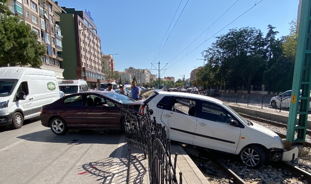 Feci kaza! Tramvay yoluna düştü