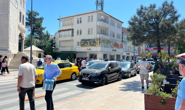 Gaz pedalı takılı kalan otomobil dehşet saçtı