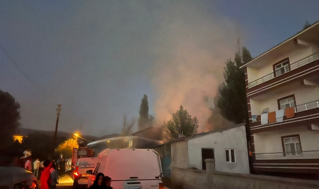 Gece vakti korkutan ahır yangını