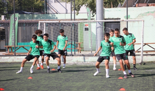 Genç horozlar çift kalede ter attı