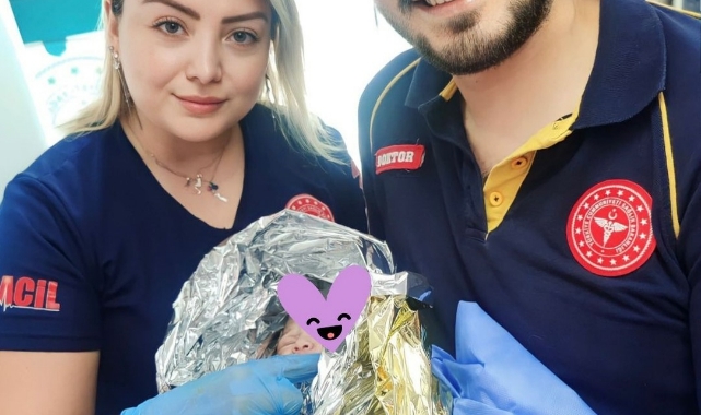 Genç kadın ambulansta doğum yaptı