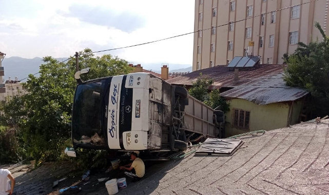 Geri kayan tur otobüsü devrildi! 30 yaralı