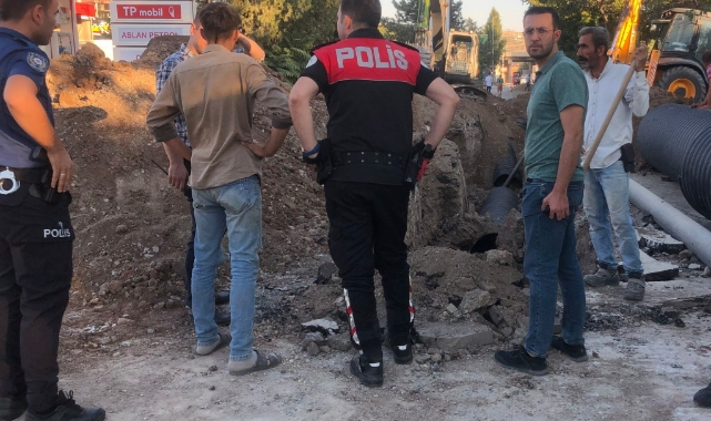 Göçük altında kalan iki işçi yaralandı